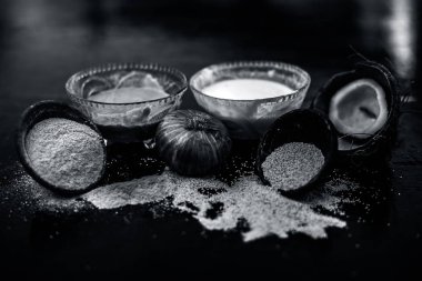 Ev kuru öksürük ve kuru öksürük ve kuru ahşap yüzey yani haşhaş tohumu veya khus khus iyi soğan hamuru ve hindistan cevizi sütü ile karışık tedavi etmek için remdey. Ahşap yüzeydeki tüm malzemeler.