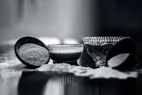 木质表面的粘土碗充满了罂粟种子或胡乌斯或罂粟或面包种子罂粟 其提取的草药和有机加有益糊状物或厚厚的鱼在玻璃碗与蜂蜜 — 图库照片