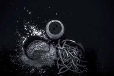 Popüler Hint & Asya ayurveda organik bitki musli Safed Moosli/ Shaqaqule/ Dholi Musli/ Khiruva/ Shedheveli/ Swetha Musli/ Taniravi Thang/ çiğ süt ve tozu ile birlikte kil bir kapta.