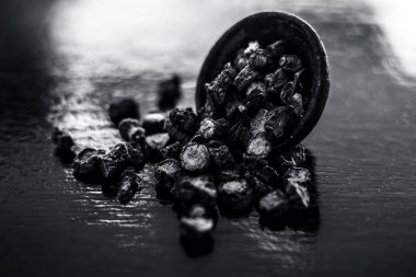 Popüler Hint & Asya ayurveda organik bitki musli veya Chlorophytum borivilianum veya Curculigo orkioidler veya kali moosli ahşap yüzey üzerinde bir kil.