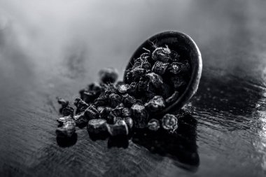 Popüler Hint & Asya ayurveda organik bitki musli veya Chlorophytum borivilianum veya Curculigo orkioidler veya kali moosli ahşap yüzey üzerinde bir kil.