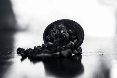 Popüler Hint & Asya ayurveda organik bitki musli veya Chlorophytum borivilianum veya Curculigo orkioidler veya kali moosli ahşap yüzey üzerinde bir kil.