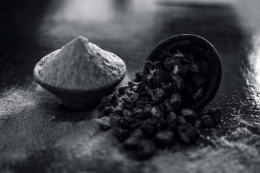 Popüler Hint & Asya ayurveda organik bitki musli veya Chlorophytum borivilianum veya Curculigo orkioidler veya kali moosli ahşap yüzeyüzerinde başka bir kase içinde toz ile bir kil içinde.