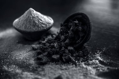 Popüler Hint & Asya ayurveda organik bitki musli veya Chlorophytum borivilianum veya Curculigo orkioidler veya kali moosli ahşap yüzeyüzerinde başka bir kase içinde toz ile bir kil içinde.