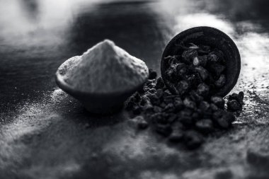 Popüler Hint & Asya ayurveda organik bitki musli veya Chlorophytum borivilianum veya Curculigo orkioidler veya kali moosli ahşap yüzeyüzerinde başka bir kase içinde toz ile bir kil içinde.