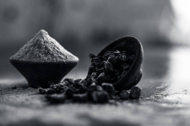 Popüler Hint & Asya ayurveda organik bitki musli veya Chlorophytum borivilianum veya Curculigo orkioidler veya kali moosli ahşap yüzeyüzerinde başka bir kase içinde toz ile bir kil içinde.