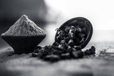 Popüler Hint & Asya ayurveda organik bitki musli veya Chlorophytum borivilianum veya Curculigo orkioidler veya kali moosli ahşap yüzeyüzerinde başka bir kase içinde toz ile bir kil içinde.