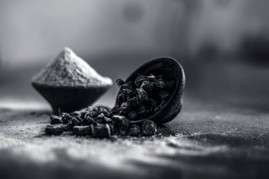 Popüler Hint & Asya ayurveda organik bitki musli veya Chlorophytum borivilianum veya Curculigo orkioidler veya kali moosli ahşap yüzeyüzerinde başka bir kase içinde toz ile bir kil içinde.