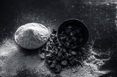 Popüler Hint & Asya ayurveda organik bitki musli veya Chlorophytum borivilianum veya Curculigo orkioidler veya kali moosli ahşap yüzeyüzerinde başka bir kase içinde toz ile bir kil içinde.