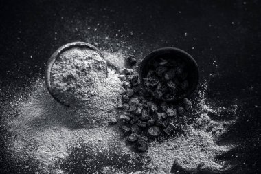 Popüler Hint & Asya ayurveda organik bitki musli veya Chlorophytum borivilianum veya Curculigo orkioidler veya kali moosli ahşap yüzeyüzerinde başka bir kase içinde toz ile bir kil içinde.