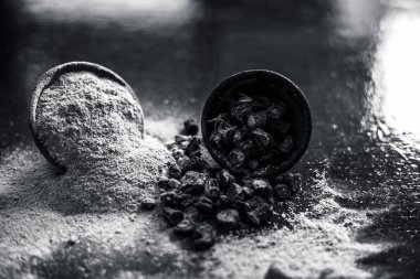 Popüler Hint & Asya ayurveda organik bitki musli veya Chlorophytum borivilianum veya Curculigo orkioidler veya kali moosli ahşap yüzeyüzerinde başka bir kase içinde toz ile bir kil içinde.