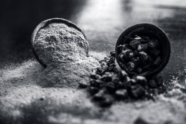 Popüler Hint & Asya ayurveda organik bitki musli veya Chlorophytum borivilianum veya Curculigo orkioidler veya kali moosli ahşap yüzeyüzerinde başka bir kase içinde toz ile bir kil içinde.