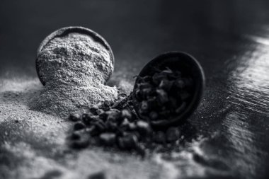 Popüler Hint & Asya ayurveda organik bitki musli veya Chlorophytum borivilianum veya Curculigo orkioidler veya kali moosli ahşap yüzeyüzerinde başka bir kase içinde toz ile bir kil içinde.