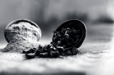 Popüler Hint & Asya ayurveda organik bitki musli veya Chlorophytum borivilianum veya Curculigo orkioidler veya kali moosli ahşap yüzeyüzerinde başka bir kase içinde toz ile bir kil içinde.