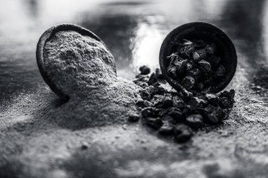Popüler Hint & Asya ayurveda organik bitki musli veya Chlorophytum borivilianum veya Curculigo orkioidler veya kali moosli ahşap yüzeyüzerinde başka bir kase içinde toz ile bir kil içinde.