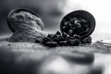 Popüler Hint & Asya ayurveda organik bitki musli veya Chlorophytum borivilianum veya Curculigo orkioidler veya kali moosli ahşap yüzeyüzerinde başka bir kase içinde toz ile bir kil içinde.