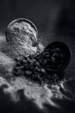 Popüler Hint & Asya ayurveda organik bitki musli veya Chlorophytum borivilianum veya Curculigo orkioidler veya kali moosli ahşap yüzeyüzerinde başka bir kase içinde toz ile bir kil içinde.