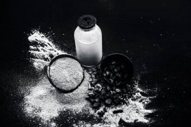 Popüler Hint & Asya ayurveda organik bitki musli veya Chlorophytum borivilianum veya Curculigo orkioidler veya kali moosli süt dolu şeffaf bir cam şişe ile ahşap yüzey üzerinde bir kil.