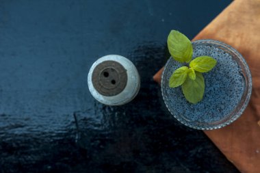 Sabja tohumları veya tatlı fesleğen tohumu veya fesleğen tohumu iyi çiğ süt ile karışık oluşan ahşap yüzeyde asitlik veya kabızlık tedavisi için en iyi ev çare.