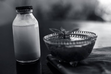 Sabja tohumları veya tatlı fesleğen tohumu veya fesleğen tohumu iyi çiğ süt ile karışık oluşan ahşap yüzeyde asitlik veya kabızlık tedavisi için en iyi ev çare.