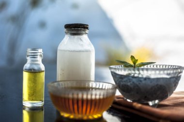 Şeker hastalığı tedavi etmek için en iyi ev çare veya sabja tohumları veya tatlı fesleğen tohumu veya fesleğen tohumları iyi lezzet için çiğ süt ve bazı vanilya ile karışık oluşan ahşap yüzeyde diyabet tedavisi için.