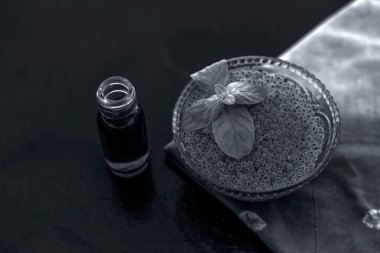 Kavanozda nane yapraklı chia tohumları ve küçük şişede şurup