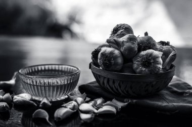 Ham sarımsak ve bal ahşap yüzeyüzerinde ayrı kase ile birlikte düşük yüksek kolesterol ve kan basıncı ve daha birçok tedavisi için kullanılan.