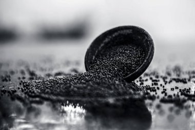 Ham organik bitkisel baharat Hardal tohumu veya sarso veya rai veya Brassica nigra, ahşap yüzeyüzerinde bir kil kase içinde.