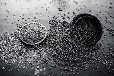 Ham organik bitkisel baharat Hardal tohumu veya sarso veya rai veya Brassica nigra, ahşap yüzeyüzerinde başka bir kase tozu ile birlikte bir kil kase içinde.