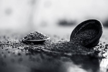 Ham organik bitkisel baharat Hardal tohumu veya sarso veya rai veya Brassica nigra, ahşap yüzeyüzerinde başka bir kase tozu ile birlikte bir kil kase içinde.