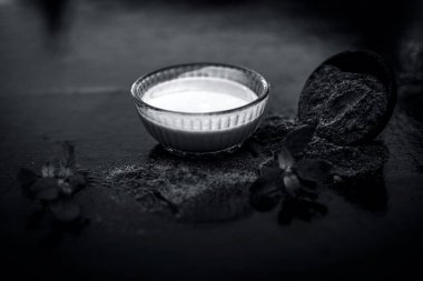 Ayurveda bitki brahmi veya Waterhyssop yararlı hamur ile ahşap yüzeyüzerinde toz ile birlikte bir cam kase.