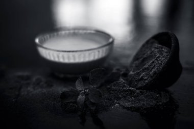 Ayurveda bitki brahmi veya Waterhyssop yararlı hamur ile ahşap yüzeyüzerinde toz ile birlikte bir cam kase.