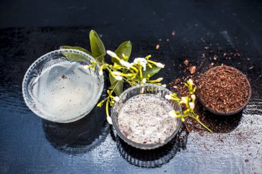 Yüzünüzü aydınlatmak için en iyi yüz paketi ya da ahşap yüzey üzerinde anlık parlaklık için yani Yasemin çiçek iyi sandal ağacı ve su ve lor veya yoğurt ile karışık yaprakları.