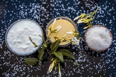 Yüzünüzü aydınlatmak için en iyi yüz paketi ya da ahşap yüzey üzerinde anlık parlaklık için yani Yasemin çiçek iyi sandal ağacı ve su ve lor veya yoğurt ile karışık yaprakları.