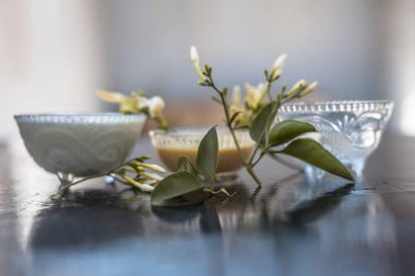 Yüzünüzü aydınlatmak için en iyi yüz paketi ya da ahşap yüzey üzerinde anlık parlaklık için yani Yasemin çiçek iyi sandal ağacı ve su ve lor veya yoğurt ile karışık yaprakları.