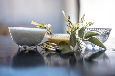 Yüzünüzü aydınlatmak için en iyi yüz paketi ya da ahşap yüzey üzerinde anlık parlaklık için yani Yasemin çiçek iyi sandal ağacı ve su ve lor veya yoğurt ile karışık yaprakları.