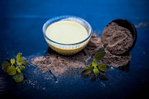 Ayurvedic Herb Brahmi Waterhyssop Its Beneficial Paste Ina Glass Bowl — Stock Photo, Image