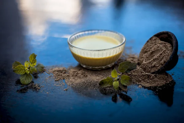 Hierba Ayurvédica Brahmi Waterhyssop Con Pasta Beneficiosa Tazón Vidrio Junto — Foto de Stock