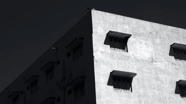 Imagen Minimalista Edificio Con Muchas Ventanas Sus Reflejos Sobre Edificio —  Fotos de Stock