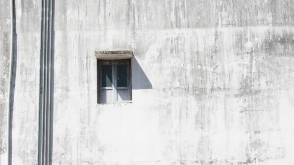 Минималистический Снимок Окна Отражением Фоне Голубого Неба — стоковое фото