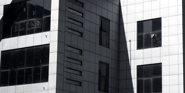 窓の多くと空の背景を持つ建物の反射のミニマルなショット — ストック写真