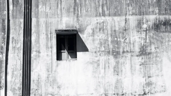 Minimalistický Záběr Okna Odrazem Pozadím Modrého Nebe — Stock fotografie