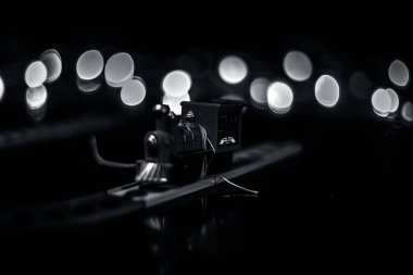 Bokeh arka plan veya etkisi ile ahşap yüzey üzerinde izole minyatür oyuncaklar.