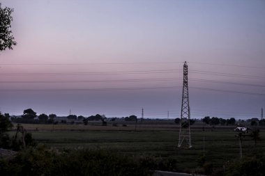 Dağların ve boş alanların gün batımı görüntüsü.