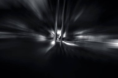 Hareket bulanıklığı efektiyle sokak çekimi.