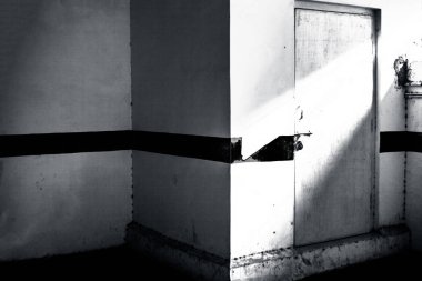 Minimalist ve mimari bir binanın iç çekim.duvarlar ve tavanlar ve merdivenler.