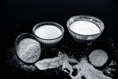 Haşhaş tohumu ekmek yapmak için anahtar maddeler.loaf/ hamur fındık / muffins / kek onun toz ve süt ile birlikte haşhaş tohumu olan ahşap yüzeyüzerinde.