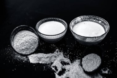 Haşhaş tohumu ekmek yapmak için anahtar maddeler.loaf/ hamur fındık / muffins / kek onun toz ve süt ile birlikte haşhaş tohumu olan ahşap yüzeyüzerinde.
