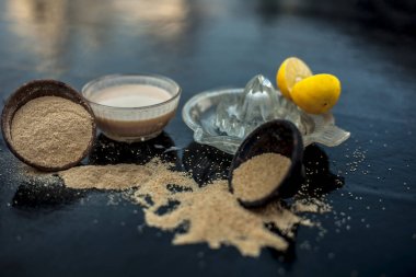 Temel maddeler limon suyu veya kekler veya ahşap yüzey i haşhaş tohumu ve toz ve cam sıkacağı bazı limon suyu üzerinde hamur fındık ile haşhaş tohumu kek yapmak için.