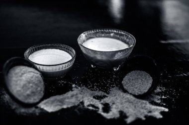 Haşhaş tohumu ekmek yapmak için anahtar maddeler.loaf/ hamur fındık / muffins / kek onun toz ve süt ile birlikte haşhaş tohumu olan ahşap yüzeyüzerinde.